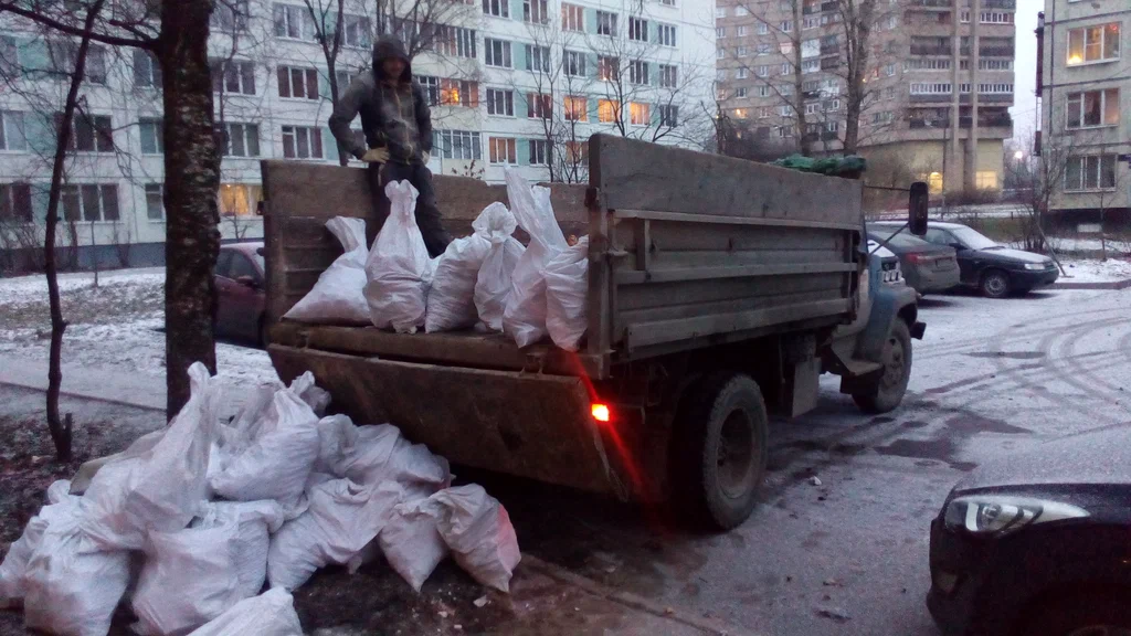 Вывоз мусора в мешках в Астрахани в октябре