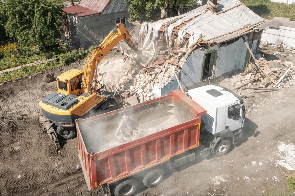 Вывоз мусора после сноса зданий с выездом в Астрахани в октябре