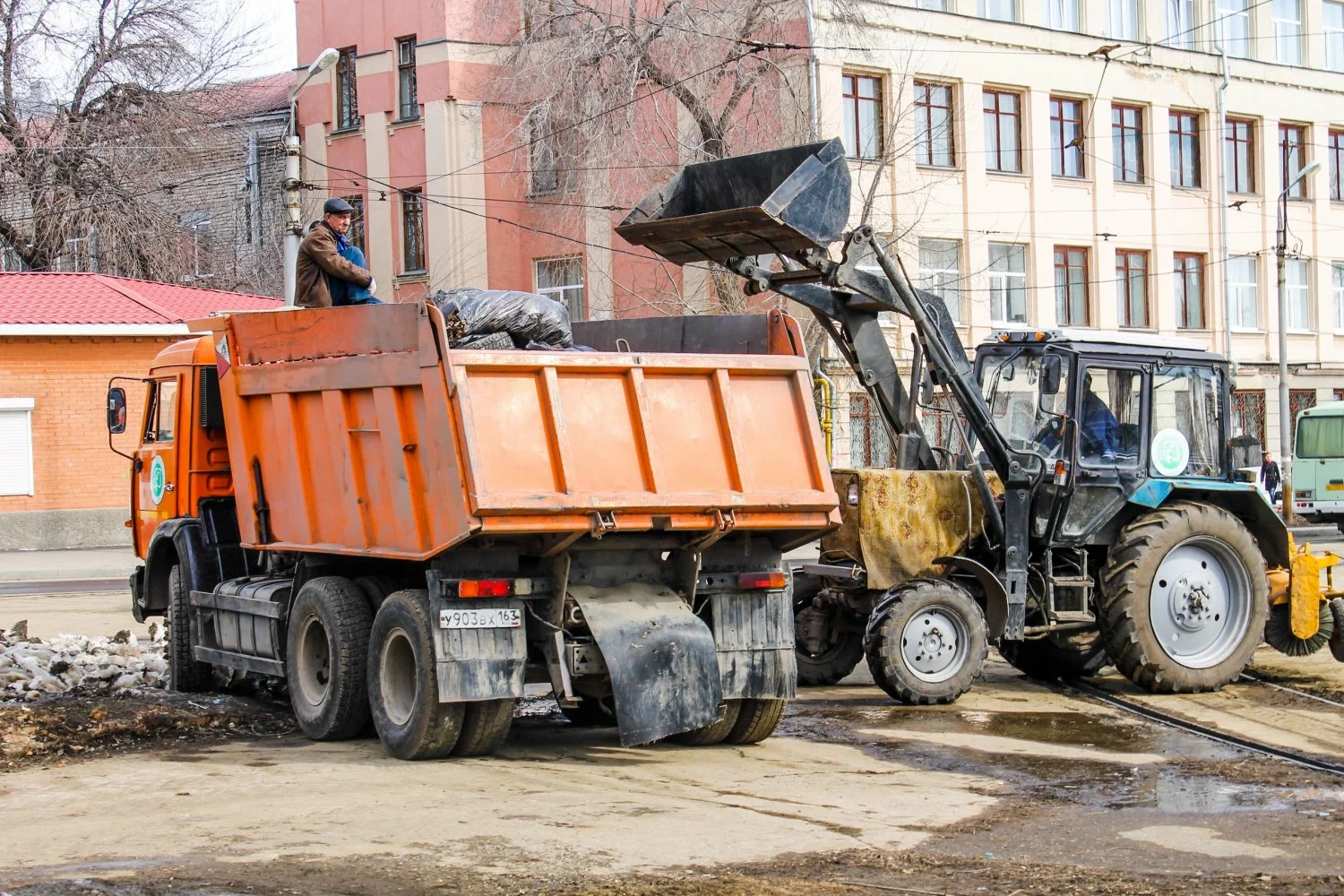Вывоз мусора Камазом в Астрахани – аренда и заказ Камаза 10 тонн от 2415 руб. в ПроМусор