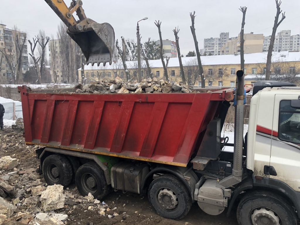 Вывоз мусора Камазом в Астрахани в октябре
