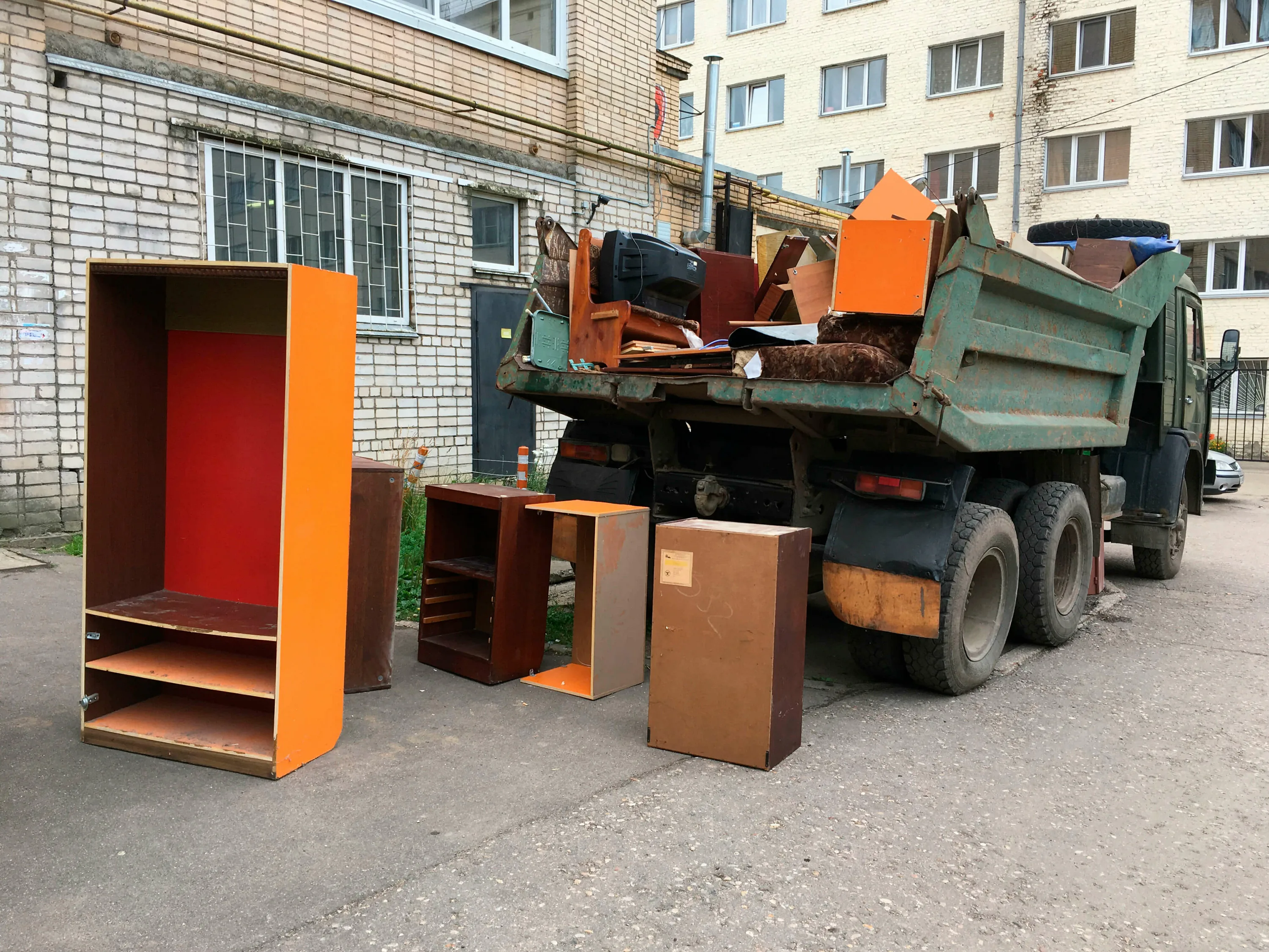 Утилизация старой мебели с вывозом и разбором в Астрахани в октябре