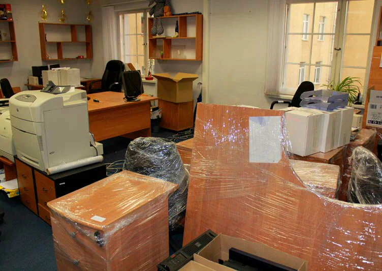 Вывоз старой офисной мебели в Астрахани в октябре