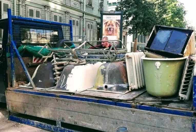Вывоз старой сантехники в Астрахани от ПроМусор: быстро, недорого от 565 руб., утилизация и грузчики