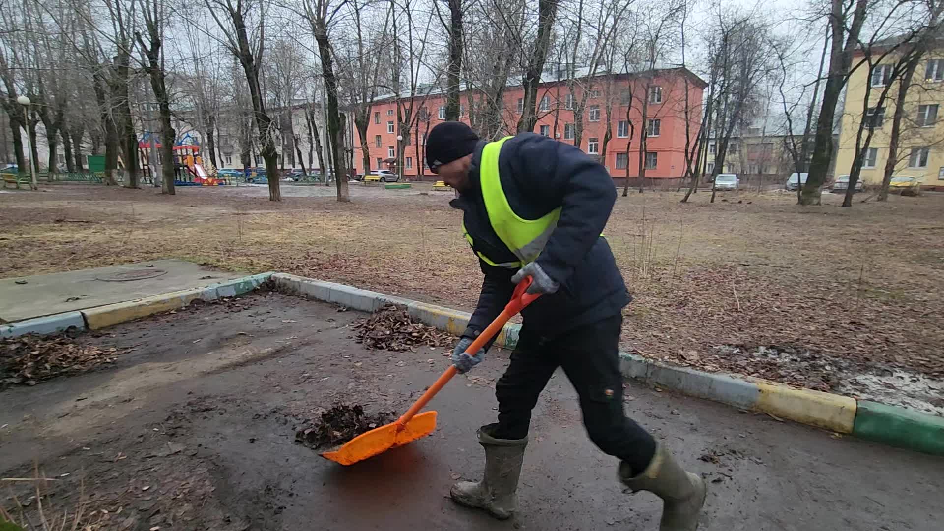 Уборка территорий в Астрахани в октябре