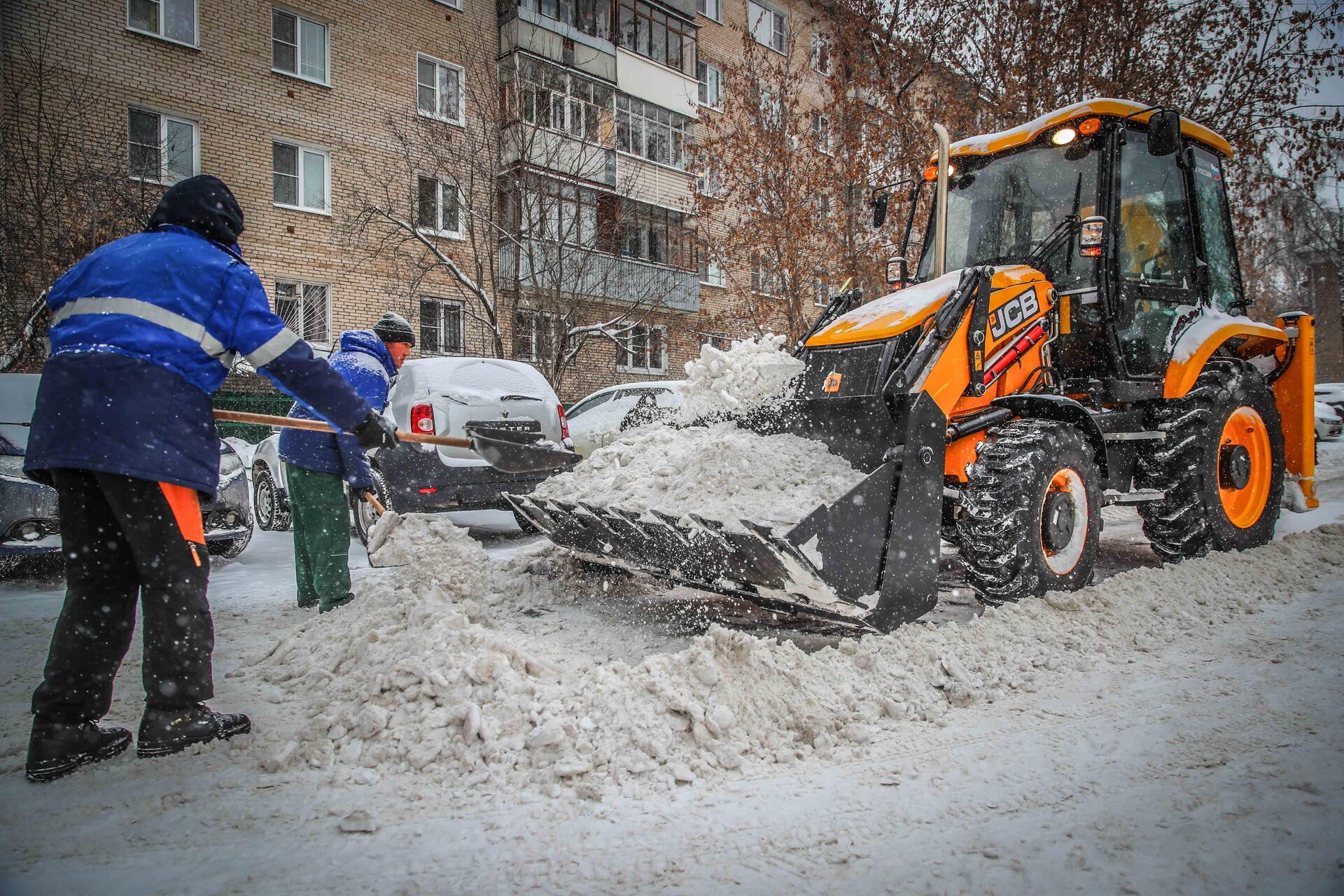 Очистка дворов от снега и наледи в Астрахани — уборка снега, трактор и ручная, цены от 514 руб. | ПроМусор
