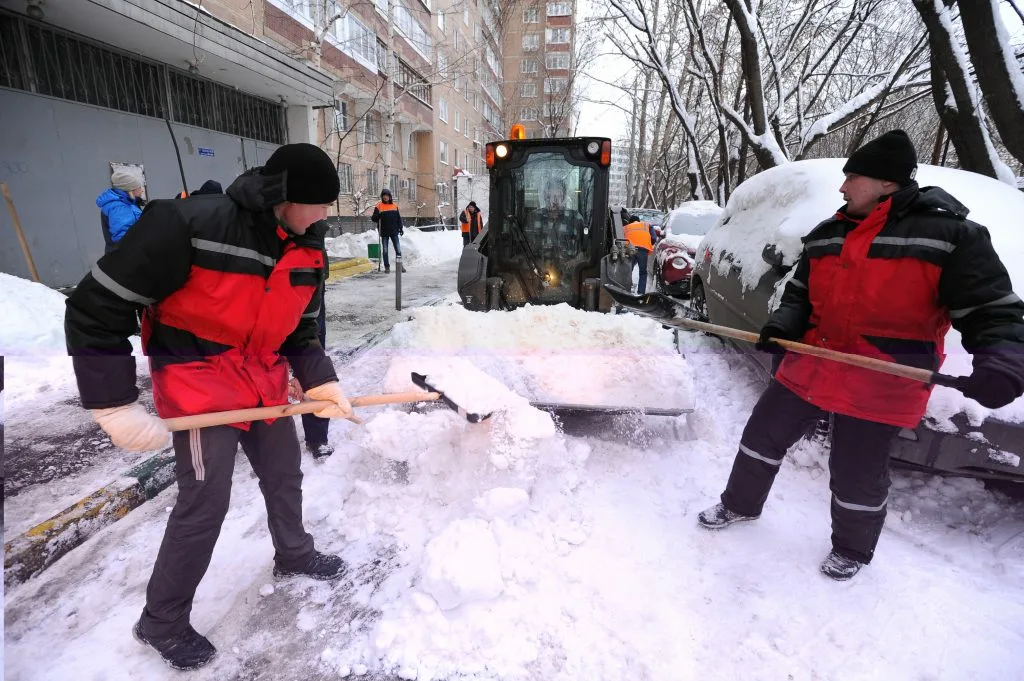 Очистка дворов от снега с гарантией результата в Астрахани в октябре