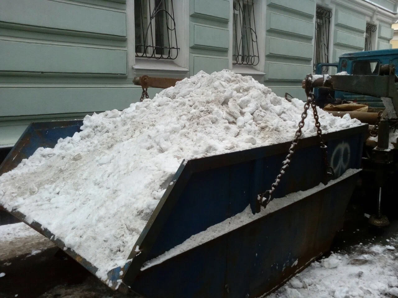 Вывоз снега контейнерами в Астрахани в октябре